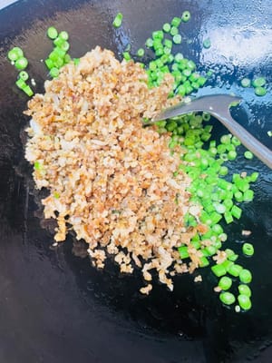 Verter la carne picada frita, añadir 1 cucharada de salsa de ostras y sofreír uniformemente. Ajustar al gusto y servir.