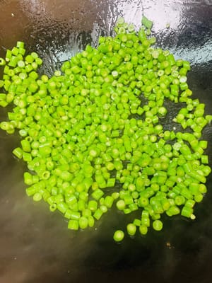 Añada aceite a la sartén, vierta los frijoles y fríalos hasta que estén cocidos. Añada una cucharadita de sal. Puede añadir 2 cucharadas de agua cada vez que fría para facilitar la cocción.