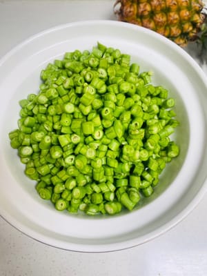 Lavar los frijoles, cortarlos en trozos pequeños y reservar.