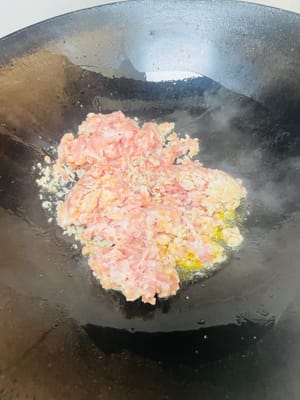Calentar la sartén, agregar aceite, escurrir el exceso de aceite, agregar la carne picada y freír a fuego medio-bajo hasta que esté dorada.