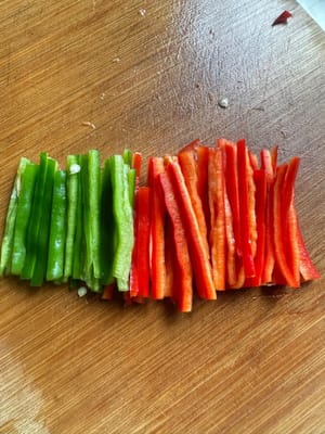 Cut the pepper into long strips, add a pinch of salt and wait for the cost