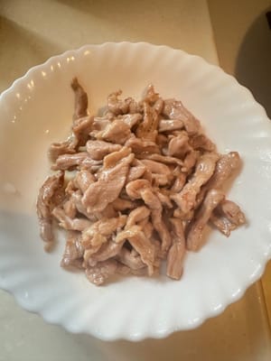 Heat the pan, add oil, and then pour the lean meat in and stir-fry until it is 80% cooked. Dice it and set aside