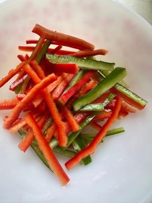 Cut the pepper into long strips, add a pinch of salt and wait for the cost