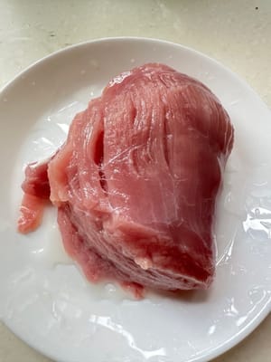 Wash the lean meat and cut it into strips