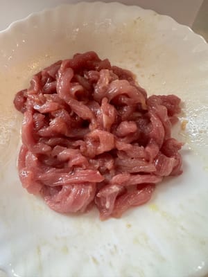 Put these seasonings on the chopped lean meat, mix well and set aside, salt to taste, 5 grams of sugar, 5 grams of cornstarch, 1/2 tablespoon of cooking wine, 1/2 tablespoon of olive oil, 1/2 tablespoon of light soy sauce,