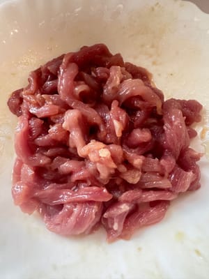 Put these seasonings on the chopped lean meat, mix well and set aside, salt to taste, 5 grams of sugar, 5 grams of cornstarch, 1/2 tablespoon of cooking wine, 1/2 tablespoon of olive oil, 1/2 tablespoon of light soy sauce,