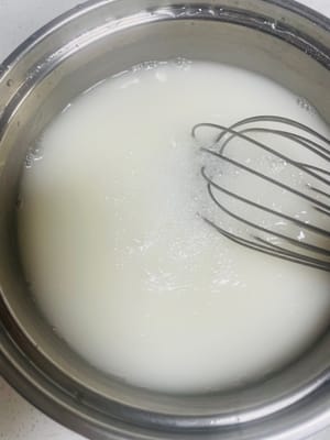 Add 50g flour to 800ml water and mix until there are no particles. You can sieve it for later use.