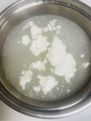 將50克麵粉加入800ml水拌至無顆粒，可過下篩備用。
