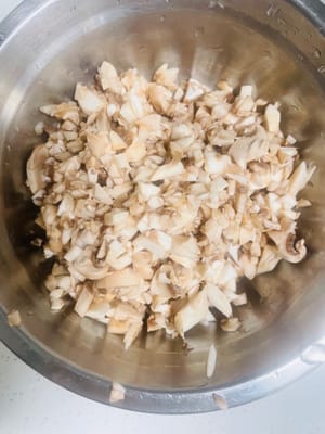 Chop the mushrooms into small pieces.