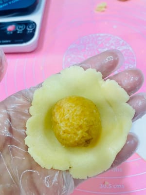 面皮放手心，包入馅，像包汤圆一样搓圆（低筋面粉没那么听话，包不光滑也别怕，咱这是“手工特色）看视频。