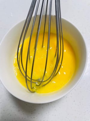 kocok telur, sisihkan.