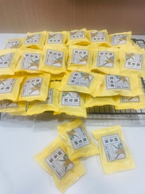 Setelah dingin, kenakan sarung tangan saat mengemas untuk mencegah kelembapan kembali! Kue nanas yang Anda buat sendiri lembut, lengket, dan lezat. Masukkan ke dalam kemasan favorit Anda dan Anda dapat langsung memajangnya di rak-rak supermarket!