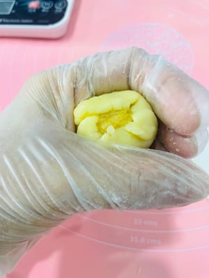 面皮放手心，包入馅，像包汤圆一样搓圆（低筋面粉没那么听话，包不光滑也别怕，咱这是“手工特色）看视频。