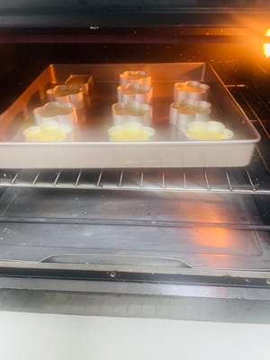预热烤箱165-180℃ ，最下层烤15分钟，高温先定型（低温会融成糊糊），再转到中层烤5分钟，表面上色就盖锡纸，别让它“黑化”。