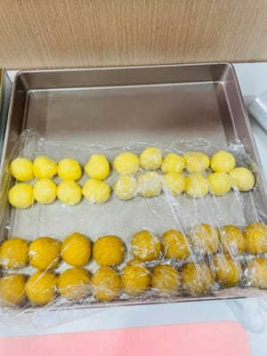 Gulung masing-masing menjadi bola, tetapi hati-hati. Tutup dengan plastik pembungkus agar tetap lembap.
