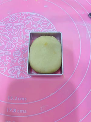 拿模具测试皮与馅的比例！搓个面团塞进去（别太满，烤了会膨胀），测出容量后，皮馅比例4:6/2:8/3:7 随便选，你能包起来的比例。比如40克模具，你选3:7，那么皮12克＇馅28克。当然别让皮太厚影响口感～看视频
