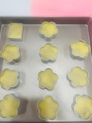 Masukkan adonan kue nanas ke dalam cetakan, adonan akan lebih stabil saat diletakkan di atas loyang! Tekan dengan pelat penekan cetakan agar tidak bergeser atau berubah bentuk, jika tidak tampilannya akan menurun.