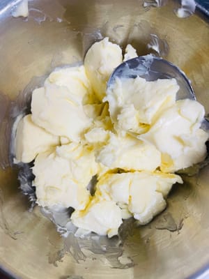 Biarkan mentega melunak hingga lunak jika disentuh dengan spatula.