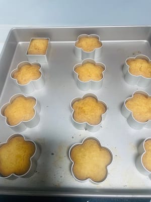 Panaskan oven hingga 165-180℃, panggang lapisan bawah selama 15 menit, biarkan suhu tinggi diatur terlebih dahulu (suhu rendah akan meleleh menjadi pasta), lalu pindah ke lapisan tengah dan panggang selama 5 menit. Tutup dengan aluminium foil saat permukaannya sudah berwarna, jangan biarkan
