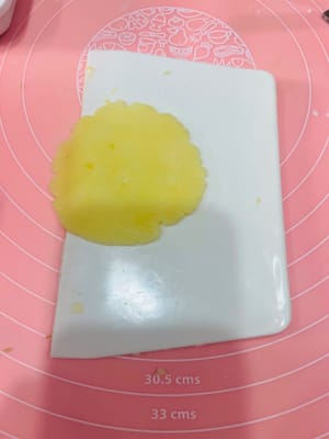 面皮放手心，包入馅，像包汤圆一样搓圆（低筋面粉没那么听话，包不光滑也别怕，咱这是“手工特色）看视频。