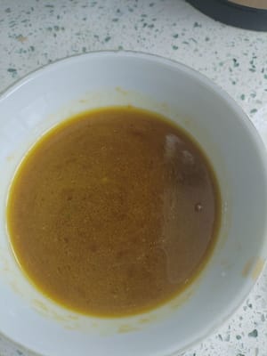 Agregue la cantidad adecuada de sal, 1 cucharada de salsa de soja ligera, 1 cucharada de salsa de ostras, 1 cucharadita de esencia de pollo, 1 cucharadita de pimienta en polvo y 1 cucharadita de pimienta en polvo de Sichuan al agua de cebolleta y jengibre para hacer una salsa para usar más tarde.