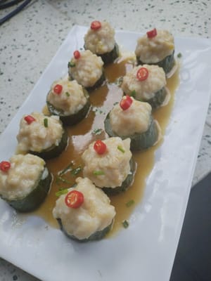 Vierta un poco de salsa en el plato y espolvoree algunas cebollas verdes picadas.