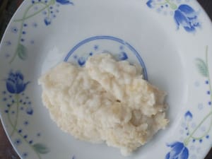 Utilice un cuchillo de cocina para machacar el ñame.