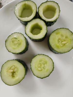 Cortar 300 gramos de pepino en rodajas y retirar el corazón.
