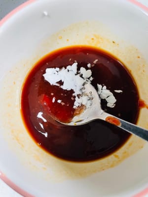 Pour préparer la sauce tomate, ajoutez 3 cuillères à soupe de sauce tomate, 1 cuillère à soupe de sauce soja, 1 cuillère à soupe de sauce aux huîtres, 1 cuillère à soupe de fécule, 2 cuillères à soupe de vinaigre blanc et 2 cuillères à soupe de sucre blanc dans un bol. Versez 100 à 150 ml d’eau potable, remuez bien et la sauce est prête.