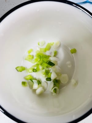 샬롯을 씻어서 다지고, 샬롯의 흰 부분과 녹색 부분을 분리합니다(흰 부분은 볶는 데 사용하고 녹색 부분은 장식용으로 사용합니다).