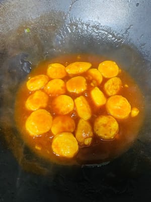 Versez le tofu frit, retournez-le délicatement pour l'enrober de sauce et laissez cuire 1 à 2 minutes. Éteignez le feu, disposez le tofu et la sauce dans une assiette, parsemez d'oignons verts hachés et votre tofu tendre aigre-doux aux œufs et à la sauce tomate est prêt.