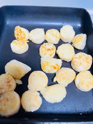 뜨거운 팬에 식용유 1큰술을 두르고 약불로 가열합니다. 기름이 뜨거워지면 전분을 입힌 두부 조각을 넣고 약불로 볶습니다. 표면이 노릇노릇해질 때까지 자주 저어주지 마세요. 팬에서 꺼내 따로 둡니다.