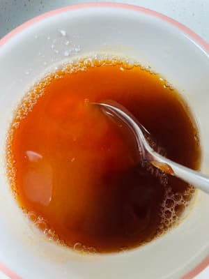 토마토 소스 3큰술, 간장 1큰술, 굴 소스 1큰술, 전분 1큰술, 백식초 2큰술, 백설탕 2큰술을 그릇에 넣고 잘 저어줍니다. 물 100~150ml를 붓고 잘 저어주면 토마토 소스 완성입니다.