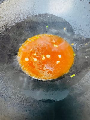 볶음 및 끓이기: 냄비에 기름 1큰술을 두르고 파를 넣어 향이 날 때까지 약한 불로 볶은 다음, 준비된 소스를 붓고 중불에서 소스가 약간 거품이 일고 걸쭉해질 때까지 끓입니다.