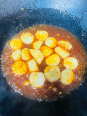 Versez le tofu frit, retournez-le délicatement pour l'enrober de sauce et laissez cuire 1 à 2 minutes. Éteignez le feu, disposez le tofu et la sauce dans une assiette, parsemez d'oignons verts hachés et votre tofu tendre aigre-doux aux œufs et à la sauce tomate est prêt.