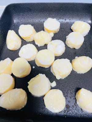 Versez 1 cuillère à soupe d’huile de cuisson dans une poêle chaude et faites chauffer à feu doux. Lorsque l’huile est chaude, ajoutez les cubes de tofu enrobés de fécule et faites-les revenir à feu doux. Ne remuez pas trop souvent jusqu’à ce que la surface soit dorée. Retirez de la poêle et réservez.