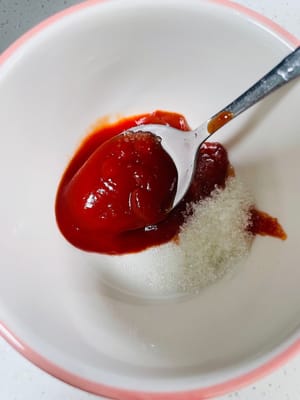 Pour préparer la sauce tomate, ajoutez 3 cuillères à soupe de sauce tomate, 1 cuillère à soupe de sauce soja, 1 cuillère à soupe de sauce aux huîtres, 1 cuillère à soupe de fécule, 2 cuillères à soupe de vinaigre blanc et 2 cuillères à soupe de sucre blanc dans un bol. Versez 100 à 150 ml d’eau potable, remuez bien et la sauce est prête.