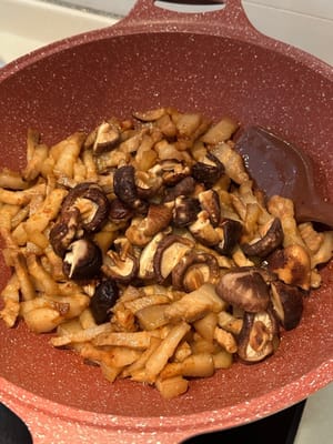 椎茸を加えて炒め、材料と馴染むまで椎茸の煮汁を注ぎます。