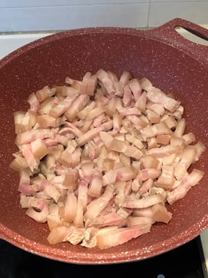 熱したフライパンに軽く油をひき、豚バラ肉を油が出てくるまで炒める。