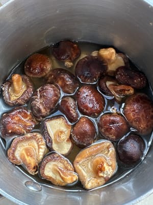 mettere a bagno i funghi shiitake lavati in acqua finché non si ammorbidiscono