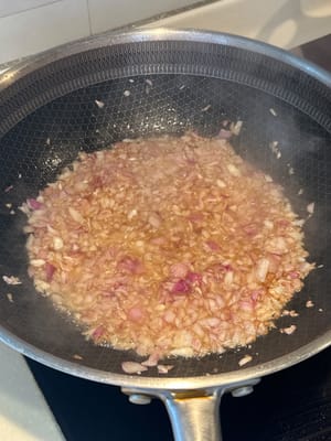 フライパンに油をひき、ネギを炒める