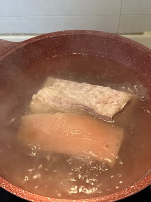 sbollentare la pancetta di maiale per circa 10 minuti con il vino da cucina