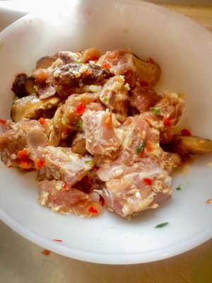 Put the prepared sauce on the ribs.