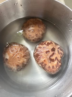 Two flower mushrooms are enough. Soak the flower mushrooms in warm water for an hour.