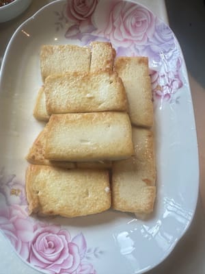 豆腐上碟，将腌制好的排骨铺在豆腐上面。
碟中的排骨。用保鲜膜，盖起来，别让蒸汽水留在食物中。影响食物的味道。保鲜膜用剪刀给他划上一点点小孔。