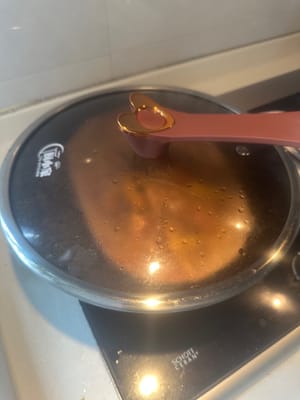 Bring the water to a boil. Steam the celery in a medium heat for 25 minutes. Turn off the heat.