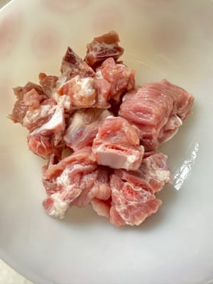 First, use cornstarch, salt, and a small amount of water to rub the ribs gently with your hands. Then wash them clean and set aside.