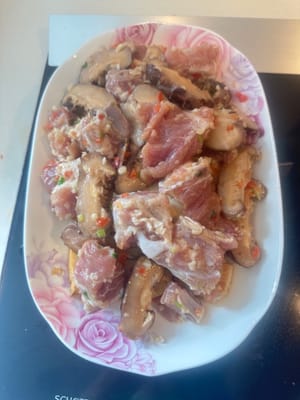 Put the tofu on a plate and place the marinated spareribs on top of the tofu.
Cover the spareribs on the plate with plastic wrap to prevent steam from staying in the food. It will affect the taste of the food. Use scissors to cut a few small holes in the plastic wrap.