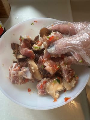 将切好的香菇，排骨，蚝油拌汤匙。，生抽半汤匙，生粉1/3汤匙。一起抓拌均匀。备用