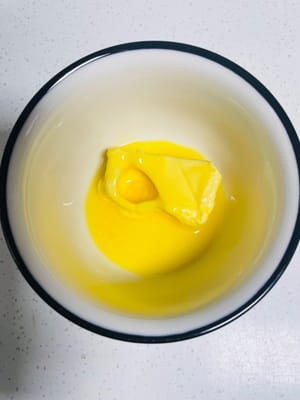 การละลายเนย: ละลายเนยในหม้อตุ๋นสองชั้นหรือในไมโครเวฟ